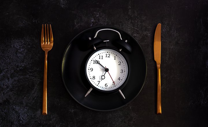 Intermittent Fasting - zasady, rodzaje i jadłospis postu przerywanego